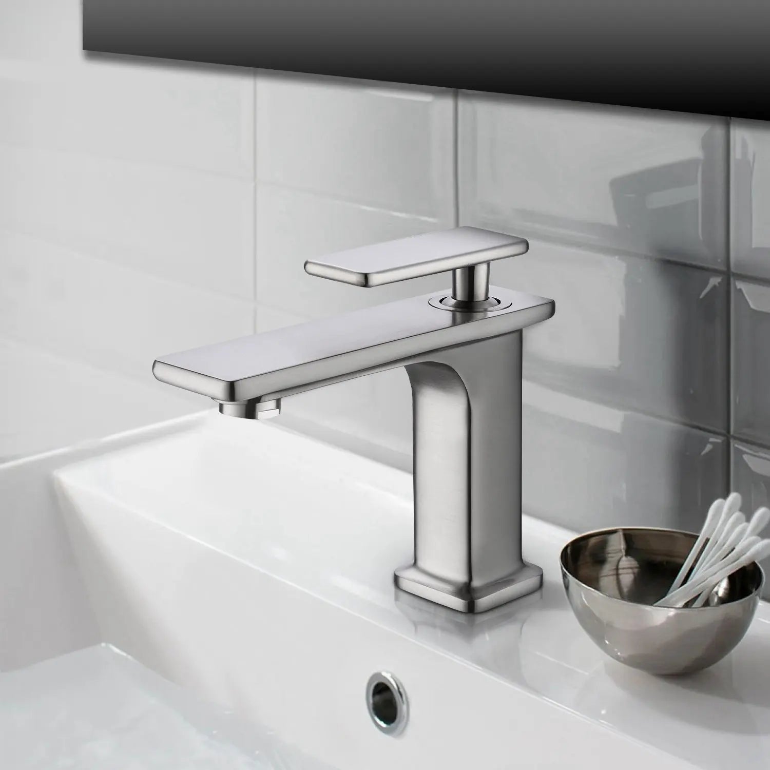 Single-Handle Single-Hole Bathroom Basin Faucet - larahd